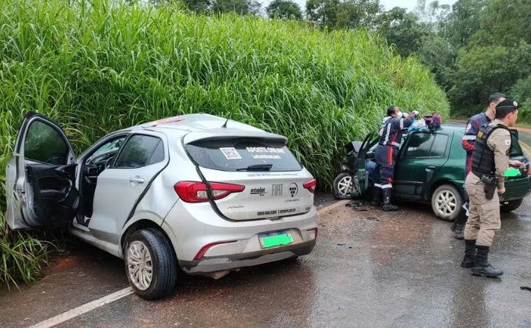 Foto: DivulgaÃ§Ã£o/PMRv - Segundo a PolÃ­cia Militar RodoviÃ¡ria (PMRv), o condutor de um dos veÃ­culos perdeu o controle da direÃ§Ã£o e invadiu a contramÃ£o. Em seguida, colidiu frontalmente com o outro carro