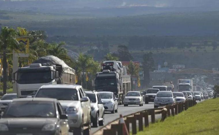 Foto: JosÃ© Cruz/ABr - Durante a Ã©poca de chuvas, os motoristas devem redobrar a atenÃ§Ã£o, pois a chuva reduz a visibilidade e aumenta o risco de acidentes. Recomenda-se reduzir a velocidade e manter distÃ¢ncia dos demais veÃ­culos