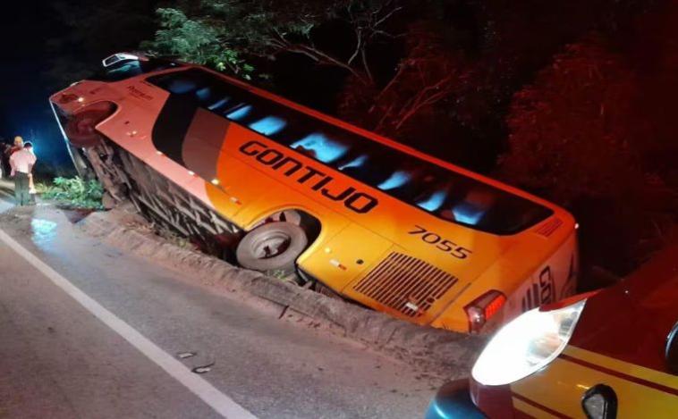 Ônibus de viagem com 24 pessoas cai em buraco e tomba na BR-262 em Minas