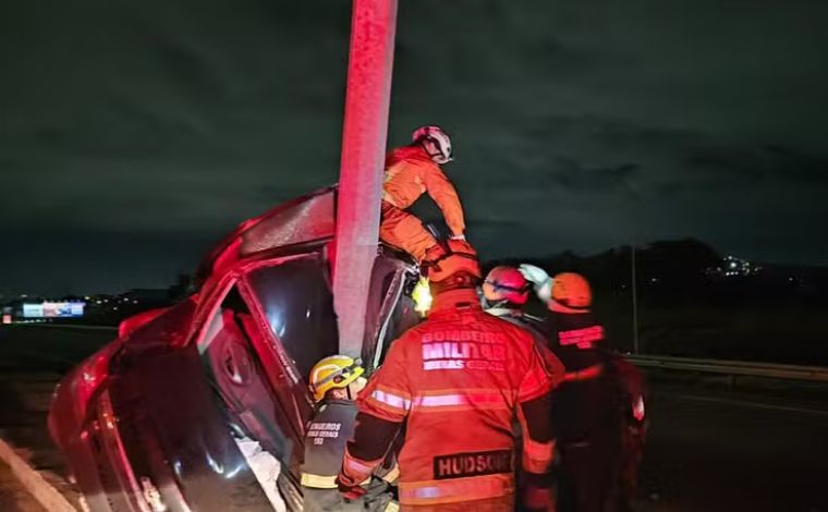 Motorista morre após bater carro em poste na rodovia MG-10, na Grande BH