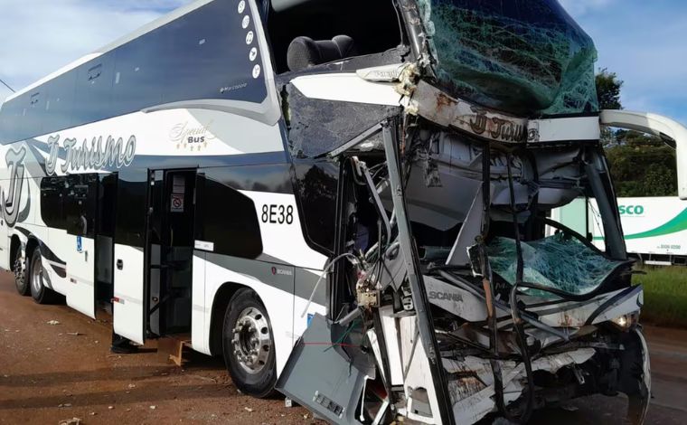 Vídeo: Batida entre carreta e ônibus de viagem deixa ao menos três feridos na BR-040, na Grande BH