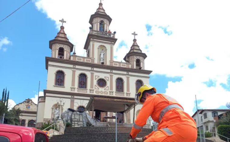 Ator fica preso a 10 metros de altura durante ensaio de encenação de Páscoa em Minas Gerais