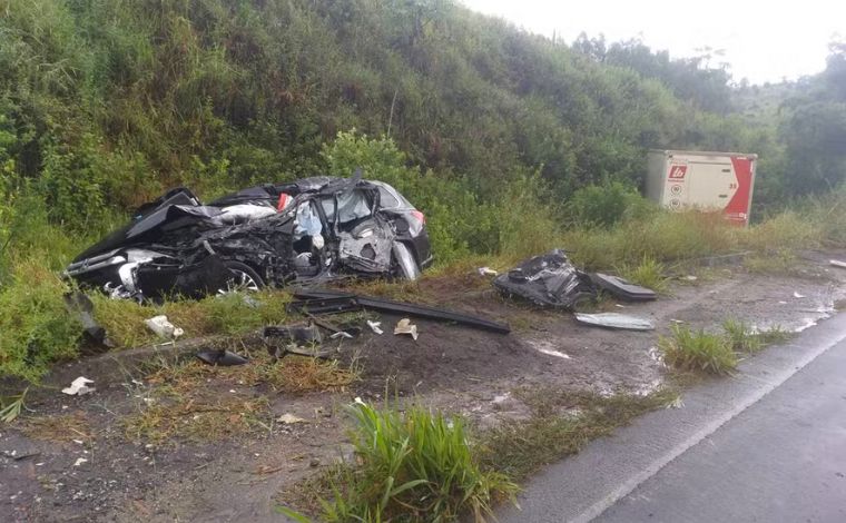 Pai e filho ficam gravemente feridos após colisão entre carro e caminhão na rodovia MGC-418 