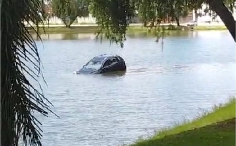 Vídeo: Motorista com sinais de embriaguez cai com carro dentro da Lagoa do Cercadinho em Sete Lagoas