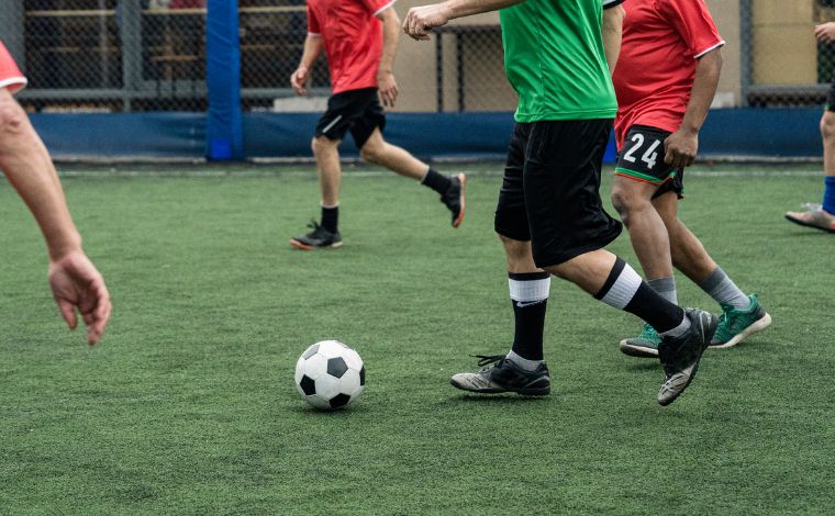 Homem é morto a tiros durante partida de futebol amador na Grande BH