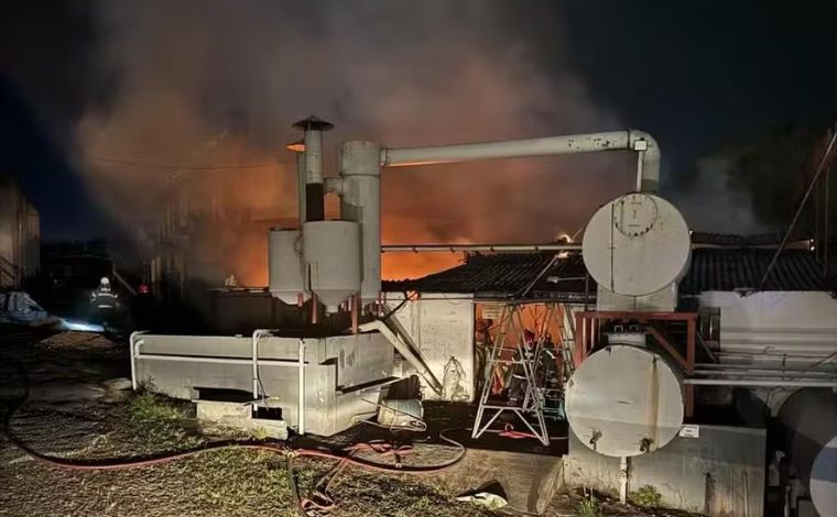 Trabalhador morre carbonizado durante incêndio em empresa de borracha em Minas Gerais 