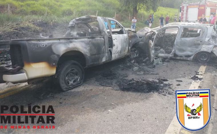 Motorista morre em colisão frontal entre dois carros na BR-259, em MG