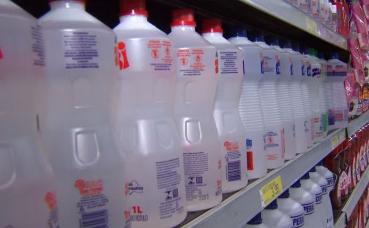 Anvisa proíbe venda de álcool líquido 70% em supermercados e outros estabelecimentos