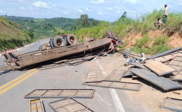 Motorista morre após caminhão tombar em curva na BR-146, em MG