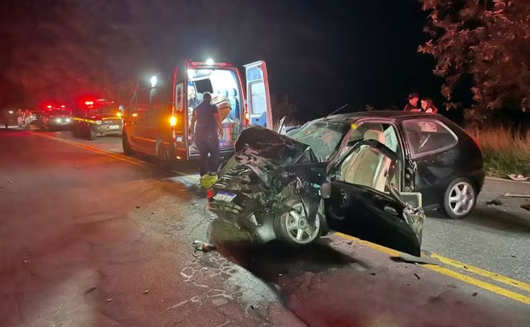 MG: criança de 2 anos morre após colisão entre carro e caminhão; duas pessoas ficaram feridas 