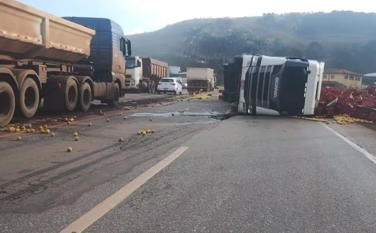 Tombamento de carreta carregada com laranjas causa lentidão na BR-040 em Congonhas