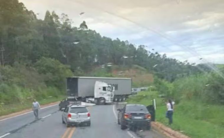 MG: jovem de 19 anos morre em acidente entre motocicleta e caminhão na BR-050 