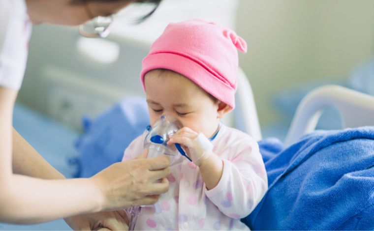 Foto: Canva Pro - O VSR Ã© o principal agente causador de bronquiolite em bebÃªs, uma doenÃ§a respiratÃ³ria comum e altamente contagiosa cujos sintomas principais sÃ£o tosse e falta de ar