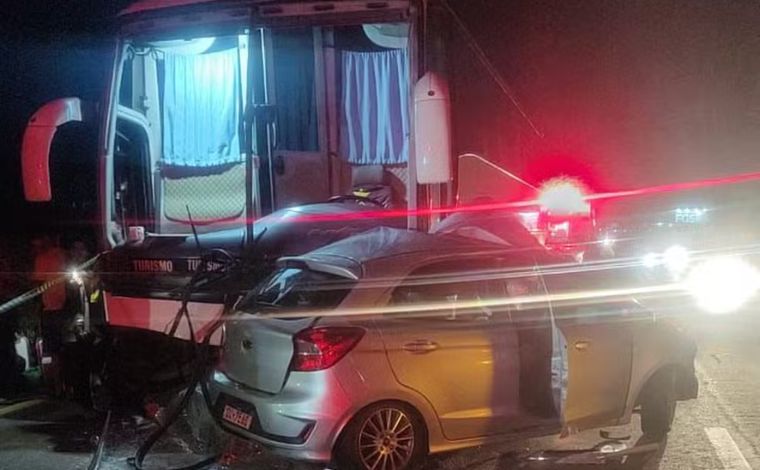 Motorista de carro morre após colisão frontal com ônibus na BR-040