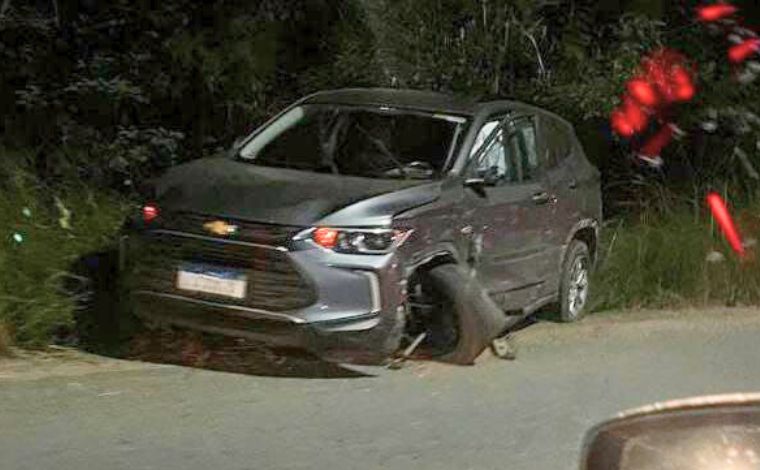 Carro com oito pessoas, entre elas quatro crianças, invade contramão e causa acidente na Grande BH