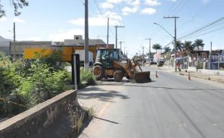 Obras da nova captação de esgoto chegam à ponte da Rua Equador em Sete Lagoas 