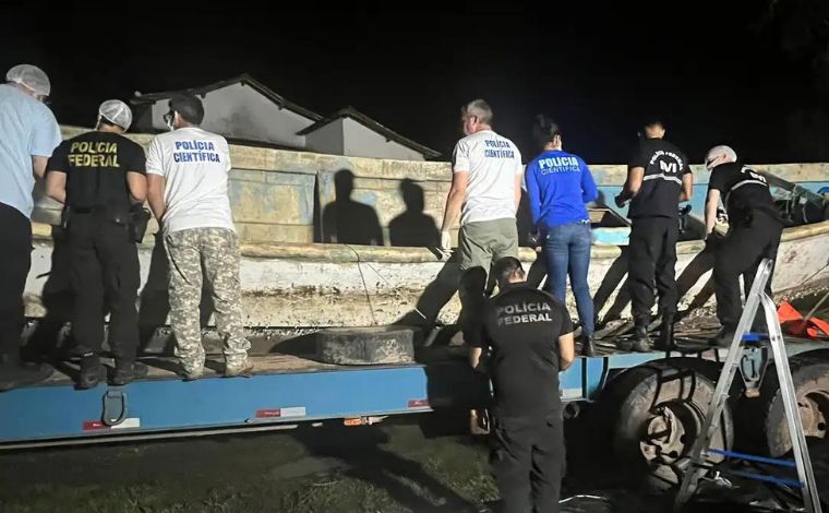 Foto: DivulgaÃ§Ã£o/PF - A embarcaÃ§Ã£o foi encontrada por pescadores paraenses, com alguns corpos em decomposiÃ§Ã£o, em um rio localizado na regiÃ£o de Salgado, no nordeste do ParÃ¡