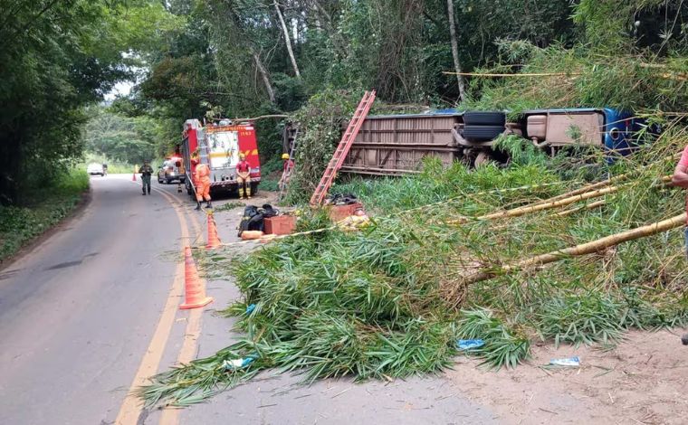 Foto: DivulgaÃ§Ã£o/PMRv - Por volta das 3h30, o Ã´nibus, que seguia no sentido Cantagalo, perdeu o controle, saiu da pista e tombou em um matagal prÃ³ximo a uma ribanceira. O Corpo de Bombeiros e o SAMU foram acionados e realizaram o resgate das vÃ­timas