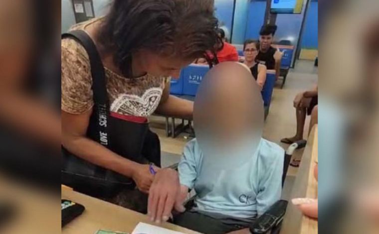 Mulher leva morto em cadeira de rodas ao banco e tenta sacar empréstimo de R$ 17 mil; veja vídeo 