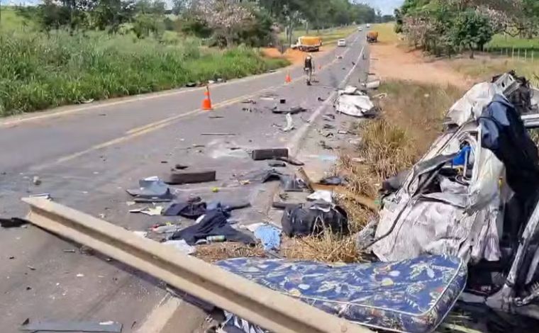 Foto: ReproduÃ§Ã£o/Helder Almeida - Segundo a PolÃ­cia RodoviÃ¡ria Militar (PMR), duas carretas, supostamente do Paraguai, trafegavam no sentido CÃ¡ssia-PratÃ¡polis quando colidiram com um terceiro veÃ­culo que seguia em sentido contrÃ¡rio