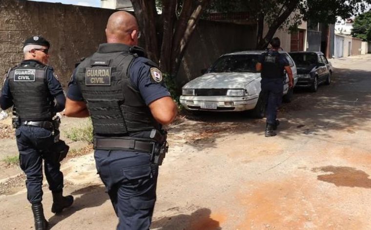 Foto: DivulgaÃ§Ã£o/PMSL - De acordo com a legislaÃ§Ã£o, Ã© considerado abandonado ou estacionado em situaÃ§Ã£o de abandono o veÃ­culo deixado em via pÃºblica sem funcionamento ou movimento, gerando acÃºmulo de lixo ou mato sob ele ou em seu entorno