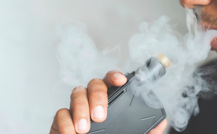 Foto: IlustraÃ§Ã£o/Canva - Desde 2009, uma resoluÃ§Ã£o da Anvisa proÃ­be a comercializaÃ§Ã£o dos dispositivos eletrÃ´nicos para fumar no Brasil, porÃ©m, produtos ilegais podem ser adquiridos pela internet