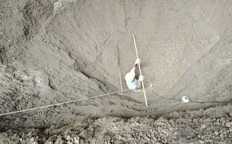 Homem é resgatado após cair em silo de minério e ficar soterrado, em Sete Lagoas 