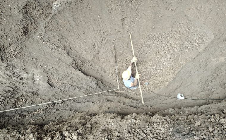 Foto: DivulgaÃ§Ã£o/CBMMG - Segundo informaÃ§Ãµes preliminares, o trabalhador escorregou e ficou parcialmente soterrado pelo minÃ©rio dentro do silo onde realizava suas atividades