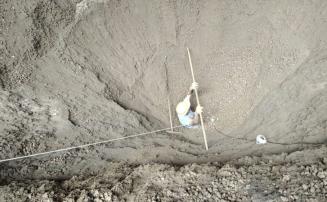 Homem é resgatado após cair em silo de minério e ficar soterrado, em Sete Lagoas 