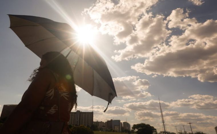 Foto: VinÃ­cius Schmidt/MetrÃ³poles - Conforme o Climatempo, a origem da nova onda de calor estÃ¡ associada a uma Ã¡rea de alta pressÃ£o na atmosfera, que atuarÃ¡ como um bloqueio atmosfÃ©rico. Esse padrÃ£o climÃ¡tico favorece a permanÃªncia do ar quente e seco