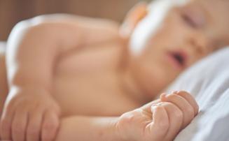 Maioria dos casos de morte súbita de bebês acontece em camas compartilhadas, diz estudo