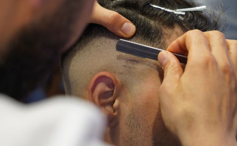 Foto: Pexels - Instrutores e alunos do curso de Barbeiro estarÃ£o no local realizando cortes de cabelo masculinos gratuitos. O curso Ã© um dos mais concorridos do CRAMAM pela grande demanda deste tipo de prestaÃ§Ã£o de serviÃ§o no mercado