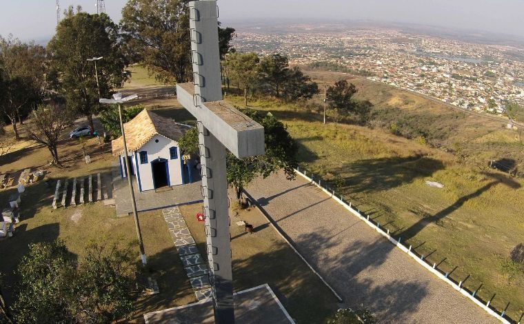 Foto: Luiz ClÃ¡udio Alvarenga - A festa comeÃ§a em grande estilo no dia 28 de abril, com um domingo repleto de atividades. O feriado de 1Âº de maio serÃ¡ dedicado Ã  fÃ©, com missas especiais e momentos de reflexÃ£o. No dia 5 de maio, a festa se despede 