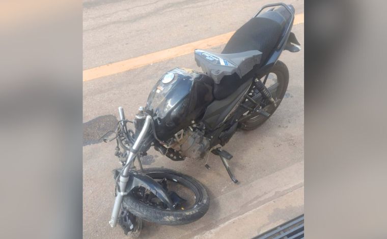 Foto: ReproduÃ§Ã£o/Redes sociais - De acordo com informaÃ§Ãµes da Via-040, concessionÃ¡ria que administra o trecho, a vÃ­tima conduzia uma motocicleta quando perdeu o controle da direÃ§Ã£o e bateu em um poste