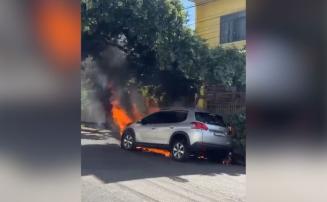 Vídeo: Incêndio criminoso destrói carro no bairro Boa Vista em Sete Lagoas 