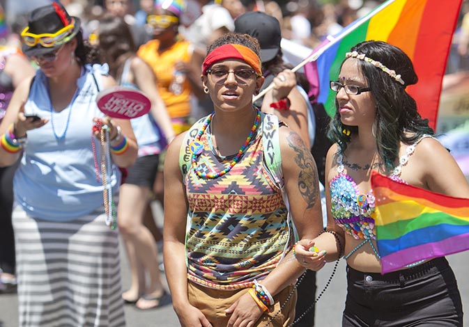 Travestis e transexuais ganham direito de vincular nome social a contas e cartões bancários