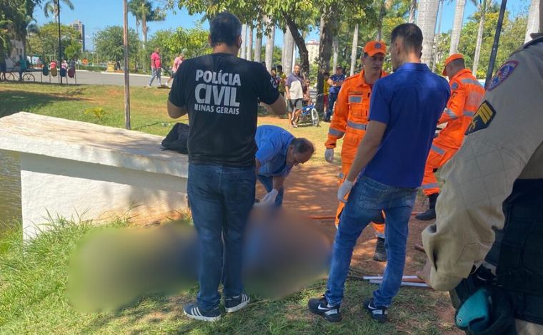 Foto: Linda Martins - Segundo do Corpo de Bombeiros, a corporaÃ§Ã£o foi acionada por pessoas que passavam pelo local e avistaram o corpo boiando na lagoa. A equipe de salvamento dos bombeiros retirou o corpo da Ã¡gua e constatou o Ã³bito