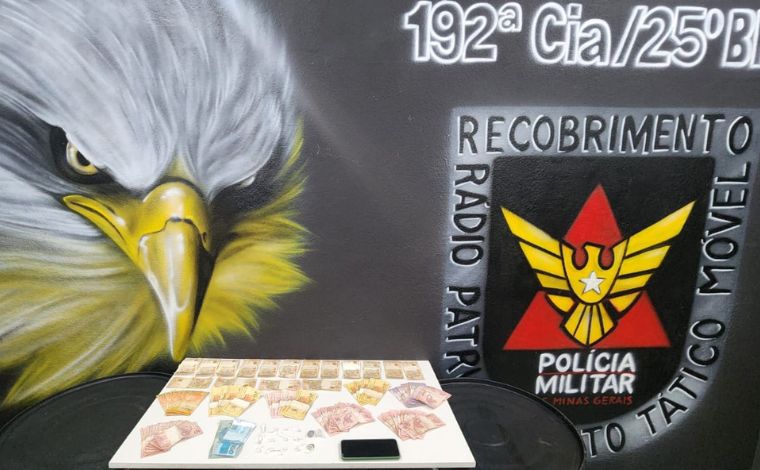 Foto: DivulgaÃ§Ã£o/PMMG - Durante a aÃ§Ã£o, os militares apreenderam 12 pedras de crack, 02 buchas de maconha e R$1.800 em dinheiro. O suspeito possui um histÃ³rico criminal, com uma passagem por roubo e nove passagens por trÃ¡fico de drogas