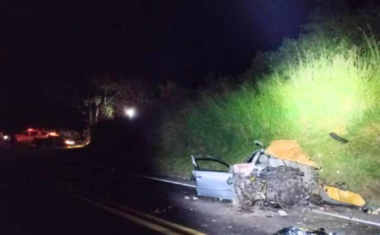 Foto: DivulgaÃ§Ã£o/PMRV - Quatro pessoas ocupavam o carro: o motorista, de 67 anos, uma passageira de 69, e uma crianÃ§a de 10 anos, que morreram no local. Uma quarta pessoa foi resgatada e encaminhada para uma unidade de saÃºde 