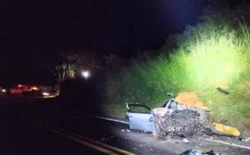 Idosos e criança morrem após colisão entre carro e caminhão na rodovia MG-050