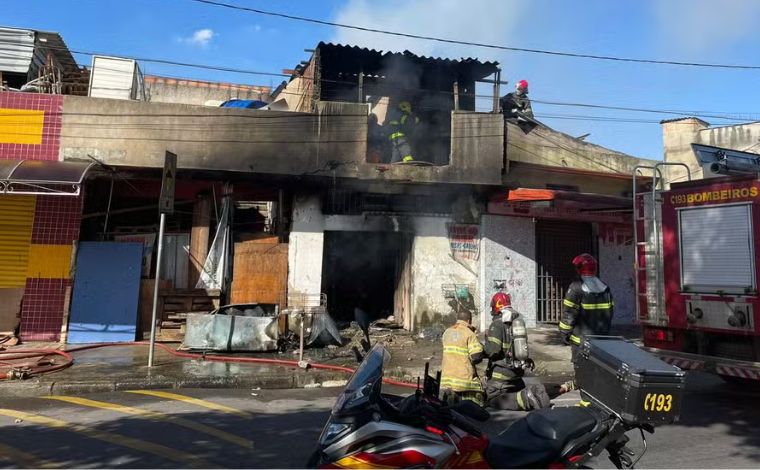 Foto: Carolina Caetano - De acordo com o Corpo de Bombeiros, o incidente foi comunicado a corporaÃ§Ã£o por moradores, que alertaram sobre o incÃªndio em um estabelecimento comercial e sua propagaÃ§Ã£o para uma casa prÃ³xima