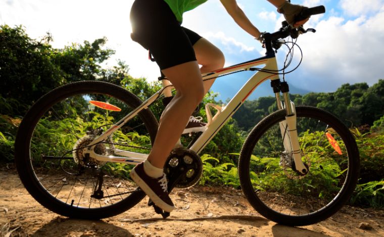 Ciclista precisa ser resgatada por helicóptero após escorregar e cair em pedra na Serra do Cipó