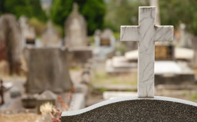 Homem é preso após violar túmulo e furtar crânio em cemitério de Minas Gerais 