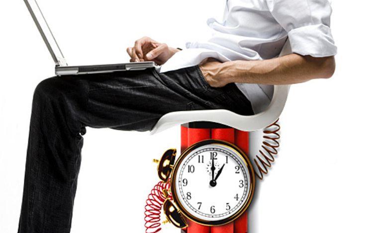 Quanto tempo você passa sentado? Novo estudo aponta riscos de ficar muito tempo nessa posição
