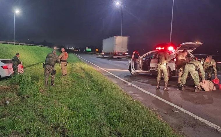 Vídeo: Comboio da PMMG rumo ao RS vê perseguição no caminho e auxilia na detenção de assaltante 