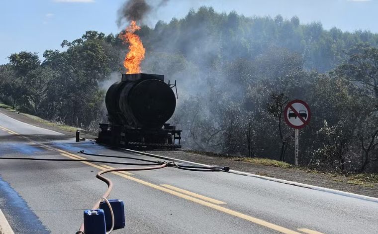 Foto: DivulgaÃ§Ã£o/CBMMG - O fogo comeÃ§ou prÃ³ximo aos eixos traseiros da carreta e se alastrou rapidamente para um dos tanques. O motorista, que nÃ£o se feriu, conseguiu desengatar a cabine do veÃ­culo antes das chamas atingirem a carga