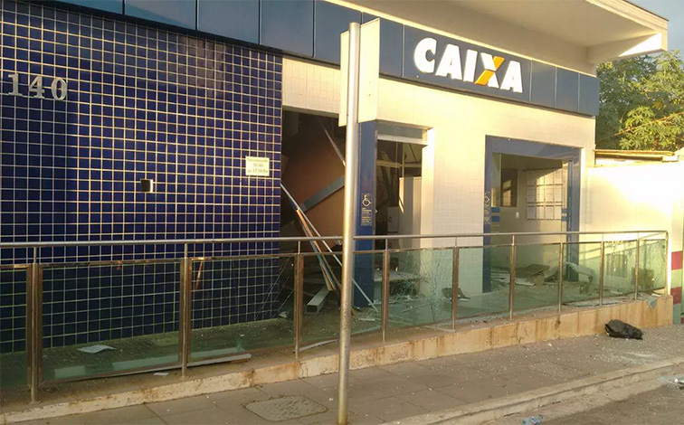 Bandidos explodem agência da Caixa em Papagaios