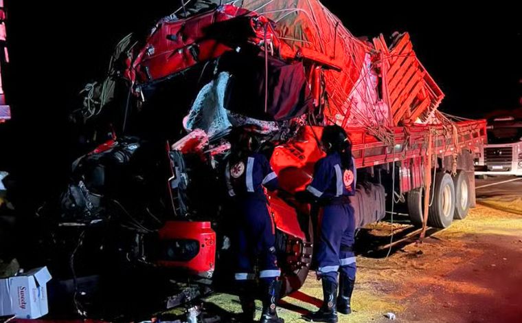 Três caminhoneiros morrem em acidentes na BR-251 em MG