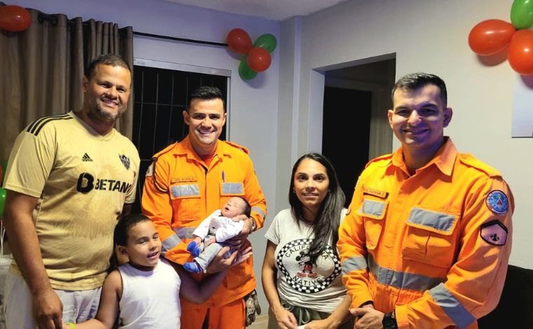 Foto: DivulgaÃ§Ã£o - Um bebÃª que estava engasgada foi salvo apÃ³s a famÃ­lia ligar para o Corpo de Bombeiros em Sete Lagoas. Durante o atendimento, um bombeiro militar instruiu os pais por telefone e por meio de uma chamada de vÃ­deo