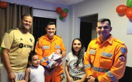 Por videochamada, bombeiro orienta pais a salvar bebê engasgado em Sete Lagoas 